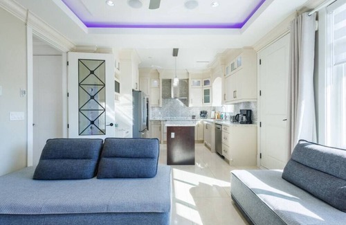 Sunset House | Elegant, Spacious & Bright Gem ~ Balcony ~ Parking