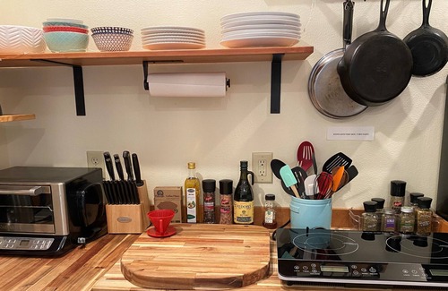 Western Apartment | Elegant Studio for Two, Minutes to University and Downtown