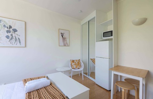 Darling Point Apartment | Elegant Studio with Rooftop Harbour Views