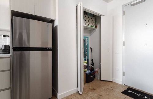 Uptown Apartment | Elegant Style Loft Montrose Beach Rooftop WFH Gym