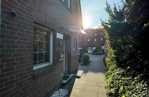 Dangast House | Elegant vacation home with fenced garden! Close to the beach! 6 pers. dogs allowed!