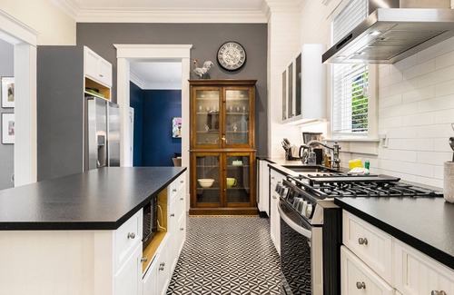 Thomas Square House | Elegant Victorian Manor w/Parking, Garden + Porch by Lucky Savannah