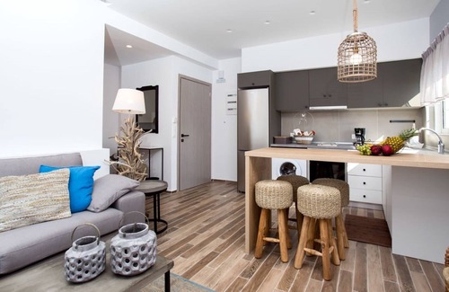 Ixia House | Elenis Philoxenia