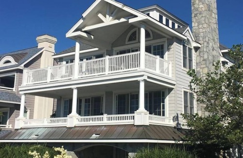 Gold Coast Condo | Elevator, Internet, TV, Cable, Central A/C, Deck, Porch