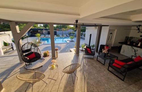 Inija Villa | Elin House