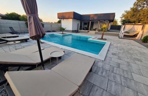 Inija Villa | Elin House