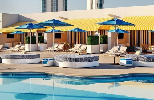 Gateway District Hotel | Elite 2 Queens at The STRAT Hotel, Casino & Tower