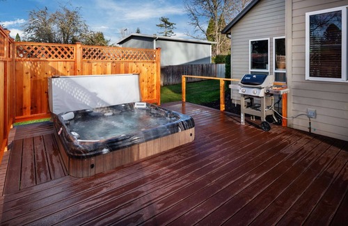 Beaverton House | Elite Luxury Near Portland, *Pet Friendly*, Hot Tub, Ping Pong, Game Room, 20 Minutes to Downtown