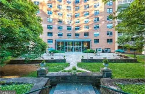 Elkins Park Cabin | Elkins Park studio 1 Queen & 1 sleeper Hotel style kitchen & bathroom+ Amenities