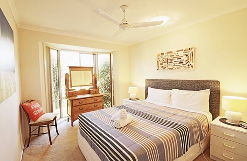 Merimbula Cabin | Ella Bleu: 3 bedroom home, so close to town.