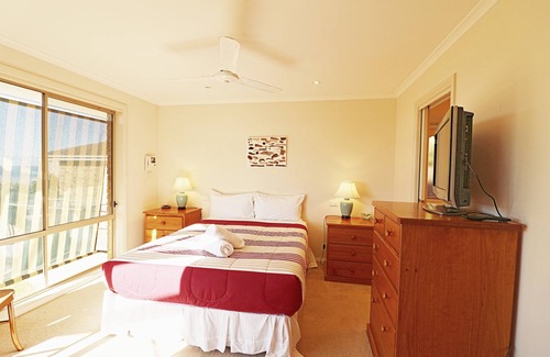 Merimbula Cabin | Ella Bleu: 3 bedroom home, so close to town.