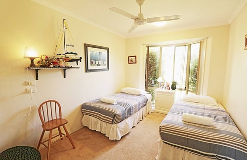 Merimbula Cabin | Ella Bleu: 3 bedroom home, so close to town.