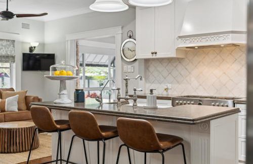 Coffs Harbour House | Ellie's Cottage Escape - Sleeps 8, Spa, Pizza Oven