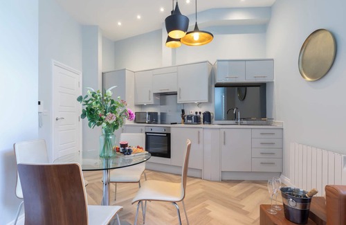 Cheltenham Apartment | Elliot Oliver - Stylish 2 Bedroom Town Centre Apartment