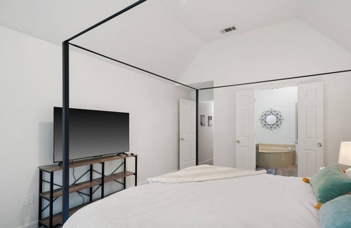 Ellendale House | Elvis in the burbs - Stylish home in Cordova
