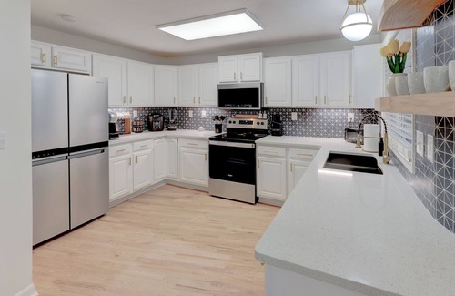 Independence House | Elvis Retreat Heated Pool Mins from Arrowhead