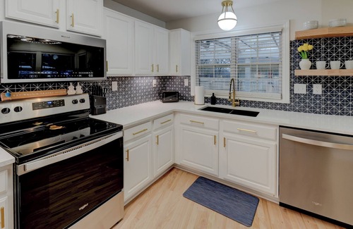 Independence House | Elvis Retreat Heated Pool Mins from Arrowhead