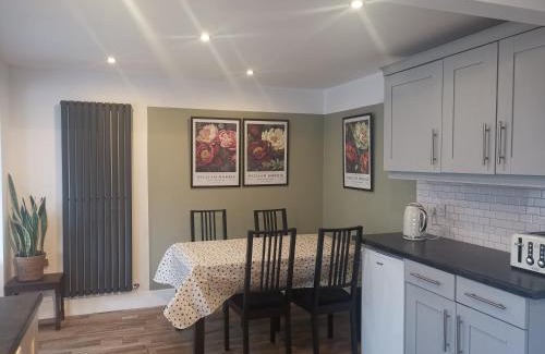 Castle Donington House | EMA, Castle Donnington Circuit contractors group 4 bedrooms 7 bed house-private parking