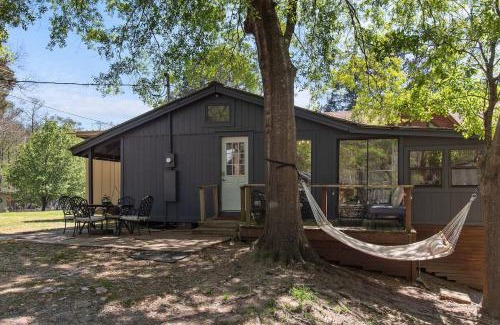 Shreveport House | Emerald Cottage With Kayaks & Canoes & Firepit