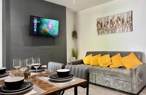 Castle House | Emerald Living, 4 bedrooms, sleeps 6, free parking in the heart of Swansea!