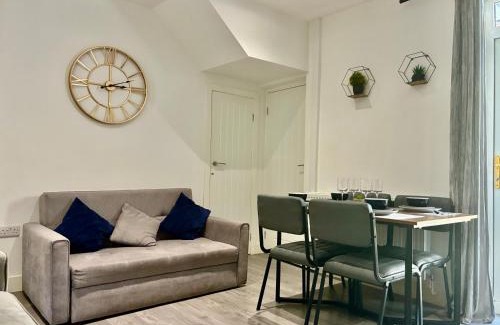 Castle House | Emerald Living, 4 bedrooms, sleeps 6, free parking in the heart of Swansea!