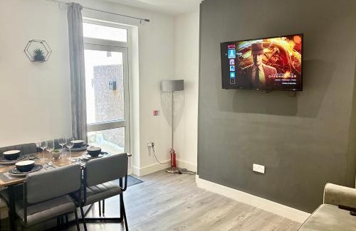 Castle House | Emerald Living, 4 bedrooms, sleeps 6, free parking in the heart of Swansea!