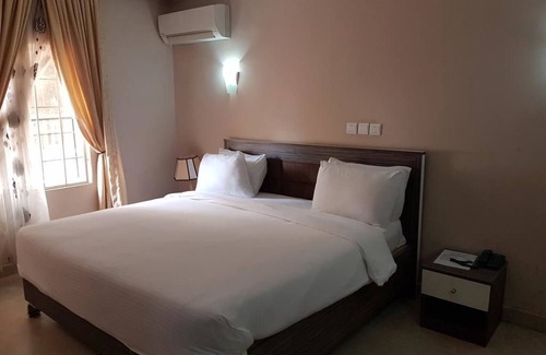 Wuse 2 Hotel | Emzrel Hotel & Suites