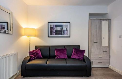 Landore Apartment | En-suite Flat - Kitchen - Quiet Near Shops & Bus