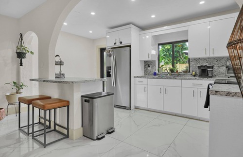 West Little River House | Enchanting 2-bedroom house with a Pool Table, Ping Pong, Patio, Gated Parking