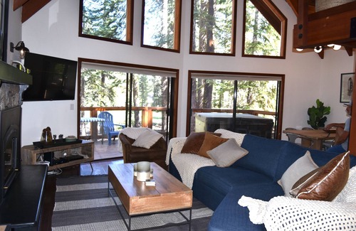 Truckee Ski Chalet | Enchanting 3-bedroom Chalet on the 16th fairway of Tahoe Donner golf course