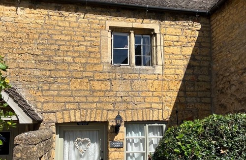 Bourton Cottage | Enchanting Grade II listed,Log Burner,allocated parking,town centre but secluded