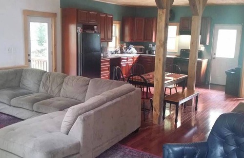 Putney Cabin | Enchanting pet-friendly and private cabin with cozy pellet fireplace