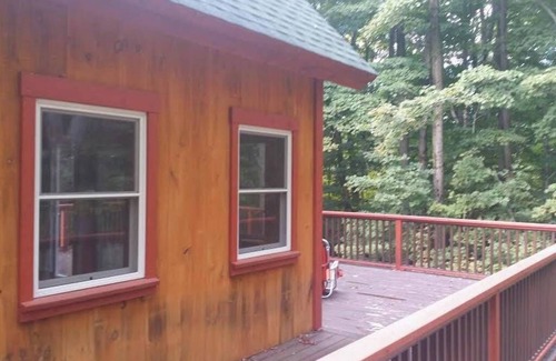 Putney Cabin | Enchanting pet-friendly and private cabin with cozy pellet fireplace