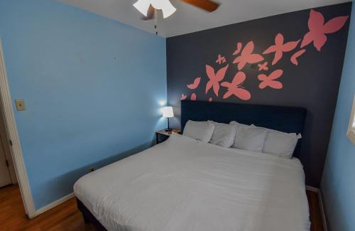 Southeast House | Enchanting Upper Unit with City Charm