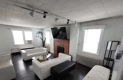 Glen Burnie Bed & Breakfast | Enchanting Whole House 4 Room Property minutes from BWI airport.