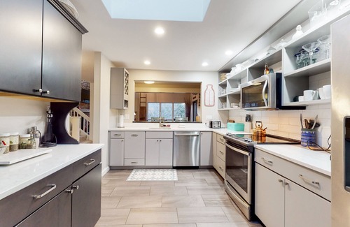 West Hartford House | End unit townhome near golf & ski - walk to Quechee Club - views & fireplace