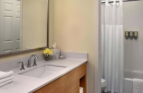 Monmouth Junction Resort | Enjoy 2 Modern Units! Short Drive to Grover Park and Potts Park, w/Outdoor Pool