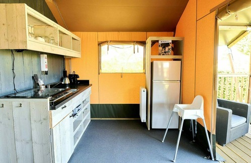 Nieuw Heeten House | Enjoy a luxurious glamping stay in the Villatent at Vakantiepark Sallandshoeve in Nieuw-Heeten, near Sallandse Heuvelrug National Park. Comfort and nature combined.