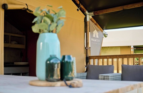 Nieuw Heeten House | Enjoy a luxurious glamping stay in the Villatent at Vakantiepark Sallandshoeve in Nieuw-Heeten, near Sallandse Heuvelrug National Park. Comfort and nature combined.