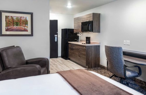 East Moline Hotel | Enjoy a Relaxing Stay Close to Scenic Trails w/ Modern Amenities