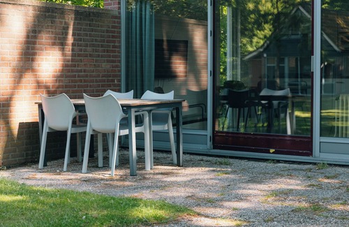 Nieuw Heeten House | Enjoy comfort and nature in the IJssel Comfort Plus bungalow for 4 persons at Vakantiepark de Sallandshoeve, with modern amenities and a peaceful setting.