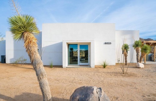 Joshua Tree Villa | Enjoy full access to the property—wander, explore, and connect with nature. Relax with stunning sunsets and star-filled skies. For urgent matters, our support team is just a message or call away. 🌵✨