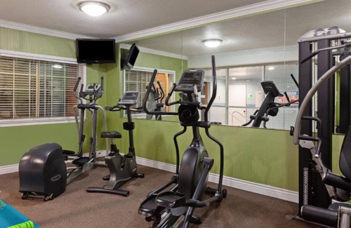 Shoreview House | Enjoy modern amenities at our convenient room located near the CalTrain