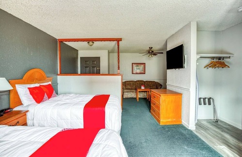 South Tulsa Hotel | Enjoy Peaceful Tulsa Room w/Relaxing Ambiance + Greenery Close By