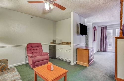 South Tulsa Hotel | Enjoy Peaceful Tulsa Room w/Relaxing Ambiance + Greenery Close By