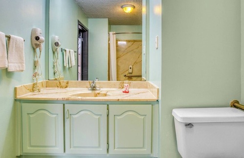 South Tulsa Hotel | Enjoy Peaceful Tulsa Room w/Relaxing Ambiance + Greenery Close By