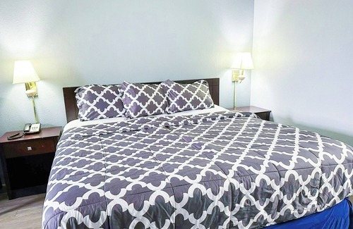 Madisonville Hotel | Enjoy Relaxing Nights with King Bed and Microwave and Fridge Near Attractions