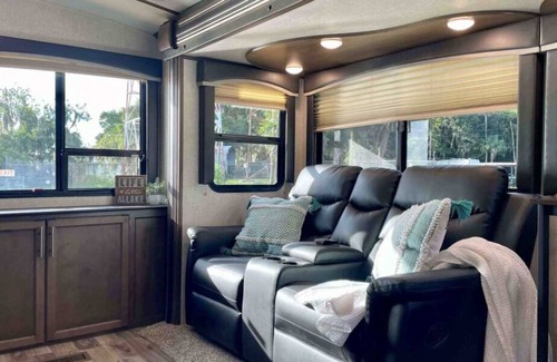 Seville House | Enjoy Some Fun Local Pastimes! Free Parking, Near Lake George Conservation Area!