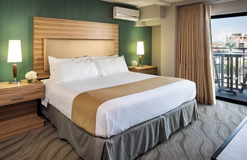 Little Italy Hotel | Enjoy Stunning San Diego Bay Views from Bright One Bedroom Suite