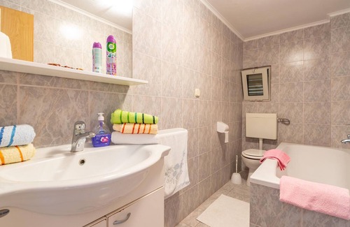 Zavalatica Apartment | Enjoy your vacation in these apartments, located in the bay Zavalatica, on the south side of the bea